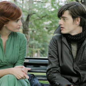 Eva Green parla con Sam Riley in un'immagine del film Franklyn