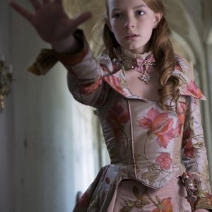 La giovane attrice Dakota Blue Richards in una sequenza di Moonacre: I segreti dell'ultima luna