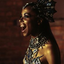 La vampira Akasha (Aaliyah) in una scena del film Queen of the Damned