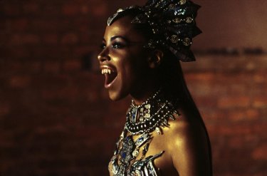 La vampira Akasha (Aaliyah) in una scena del film Queen of the Damned