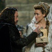 Loveday (Natascha McElhone) con il padre Coeur De Noir (Tim Curry) in una scena del film 'Moonacre: I Segreti dell'Ultima Luna'
