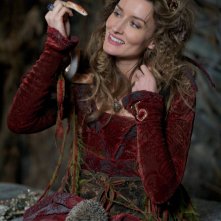 Loveday (Natascha McElhone) e i suoi amici animali in una scena del film Moonacre: I Segreti dell'Ultima Luna