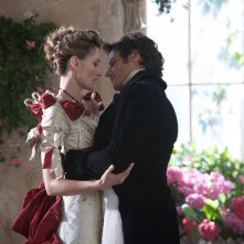 Natascha McElhone in una dolce scena con Ioan Gruffudd del film 'Moonacre: I Segreti dell'Ultima Luna'
