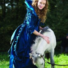 Natascha McElhone vestita in blu in una scena del film 'Moonacre: I Segreti dell'Ultima Luna'