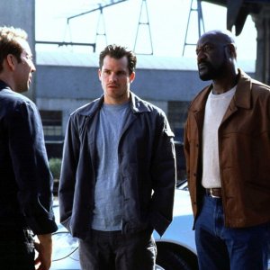 Nicolas Cage, Timothy Olyphant e Delroy Lindo in una sequenza del film Fuori in 60 secondi