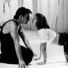 Patrick Swayze e Jennifer Grey in una scena in bianco e nero del film Dirty Dancing