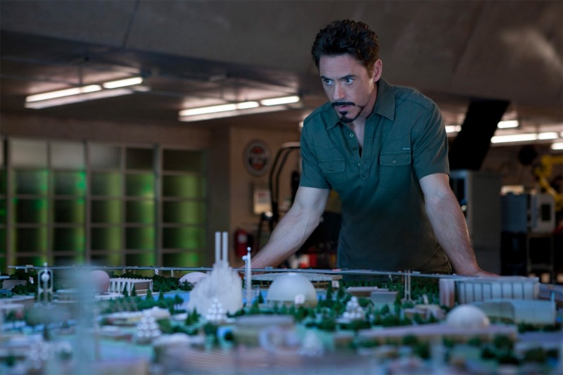 Robert Downey Jr. osserva perplesso un plastico in Iron Man 2