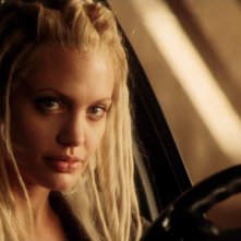 Un primo piano della bellissima Angelina Jolie in una scena del film Gone in Sixty Seconds