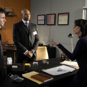 Chris Vance, Derek Webster ed Annabella Sciorra in una scena dell'episodio Lines in the Sand di Mental