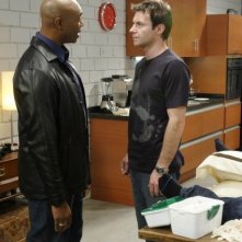 Chris Vance e Derek Webster in una scena dell'episodio Bad Moon Rising di Mental