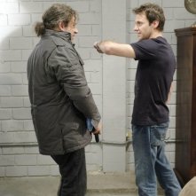 Chris Vance e Joseph D. Reitman in una scena dell'episodio Bad Moon Rising di Mental