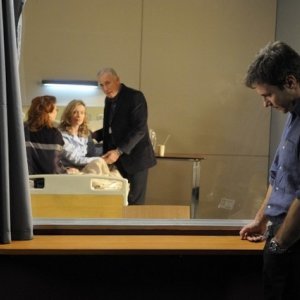 Chris Vance, Samantha Eggar, Amanda Douge e Madison Masonin una scena dell'episodio Lines in the Sand di Mental