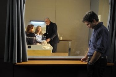 Chris Vance, Samantha Eggar, Amanda Douge e Madison Masonin una scena dell'episodio Lines in the Sand di Mental