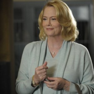 Cybill Shepherd in una scena dell'episodio An Evening With Mr. Yang di Psych