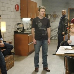 Jacqueline McKenzie, Chris Vance, Nicholas Gonzalez, Derek Webster e Marisa Ramirez in una scena dell'episodio Bad Moon Rising di Mental