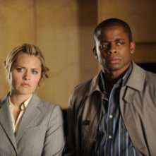 Maggie Lawson e Dule Hill in una scena dell'episodio Extradition: British Columbia della serie Psych