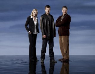 Anna Torv, Joshua Jackson e John Noble in una immagine promozionale della stagione 2 di Fringe