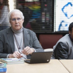 Chevy Chase in un momento del pilot di Community