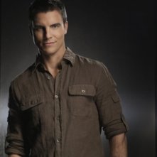 Colin Egglesfield è Auggie in una foto promozionale di Melrose Place