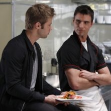 Colin Egglesfield e Shaun Sipos in una scena di Melrose Place