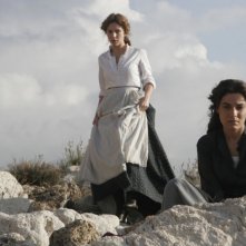 Isabella Ragonese e Valeria Solarino in una scena del film Viola di Mare