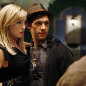 Katie Cassidy e Michael Rady in una scena di Melrose Place