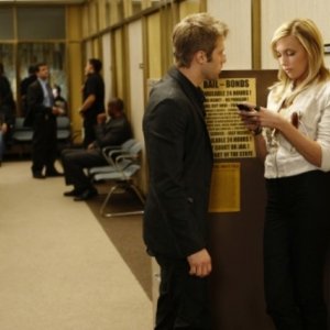 Katie Cassidy e Shaun Sipos in una scena della serie della CW Melrose Place