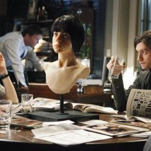 Michelle Borth e Anthony Carrigan in una scena di The Forgotten