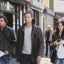 Michelle Borth, Rupert Penry-Jones e Anthony Carrigan in una scena di The Forgotten