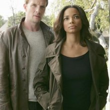 Rupert Penry-Jones e Rochelle Aytes in una scena di The Forgotten