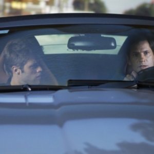 Shaun Sipos e Thomas Calabro in una scena del nuovo Melrose Place targato CW