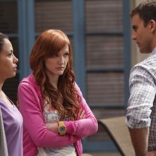 Stephanie Jacobsen, Ashlee Simpson-Wentz e Colin Egglesfield in una scena di Melrose Place