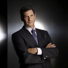 Thomas Calabro è il Dr. Michael Mancini in una foto promozionale di Melrose Place