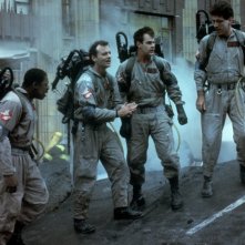 Bill Murray, Dan Aykroyd, Harold Ramis ed Ernie Hudson in una scena di Ghostbusters - Acchiappafantasmi