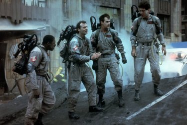 Bill Murray, Dan Aykroyd, Harold Ramis ed Ernie Hudson in una scena di Ghostbusters - Acchiappafantasmi