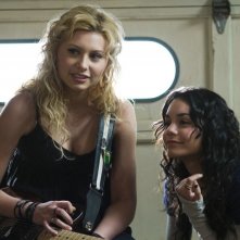 Alyson Michalka e Vanessa Hudgens in una scena del film High School Band