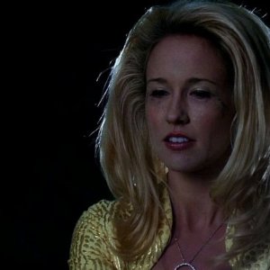 Anna Camp nei panni di una sconvolta Sarah Newlin in una scena dell'episodio 'Timebomb' della serie True Blood