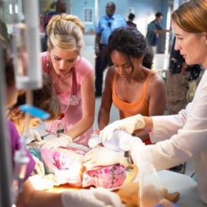 Christina Moore e Jada Pinkett Smith in una scena dell'episodio Mother's Day di Hawthorne