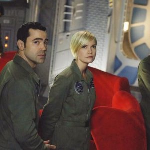 Eyal Podell, Ron Livingston, Laura Harris e Christina Cox nell'episodio Rubicon di Defying Gravity