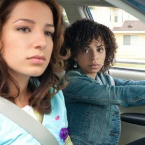 Hannah Hodson e Vanessa Lengies in una scena dell'episodio No Guts, No Glory di Hawthorne