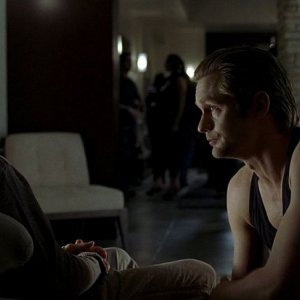 I vampiri Godric (Allan Hyde) ed Eric (Alexander Skarsgård) in una scena dell'episodio 'Timebomb' della serie True Blood