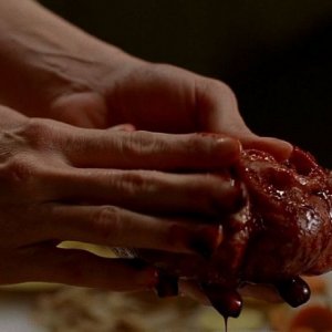 Il cuore di Daphne nelle mani di Maryann in un'immagine dell'episodio 'Timebomb' della serie True Blood