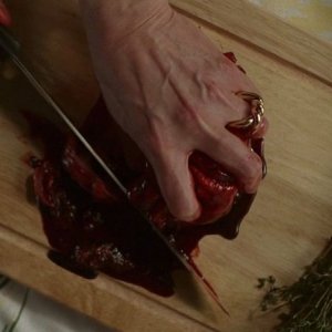 Il cuore di Daphne diventa per Maryann un succulento ingrediente per il suo soufflé del cacciatore in un'immagine dell'episodio 'Timebomb' della serie True Blood