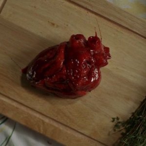 Il cuore di Daphne pronto ad essere cucinato da Maryann in un'immagine dell'episodio 'Timebomb' della serie True Blood