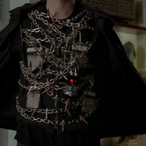 Il kamikaze Luke pronto a farsi saltare in aria nella tana dei vampiri in una scena dell'episodio 'Timebomb' della serie True Blood