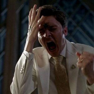 Il reverendo Newlin (Michael McMillian) colpito in fronte da un proiettile di vernice sparato da Jason in una scena dell'episodio 'Timebomb' della serie True Blood