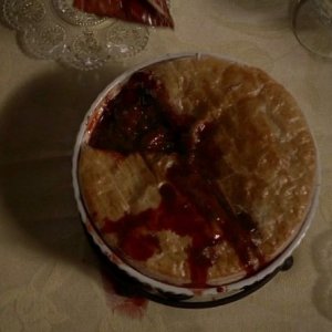 Il soufflé del cacciatore preparato da Maryann con il cuore di Daphne in un'immagine dell'episodio 'Timebomb' della serie True Blood