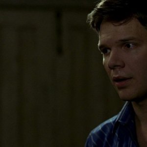 Il tenero Hoyt (Jim Parrack) in un'immagine dell'episodio 'Timebomb' della serie True Blood