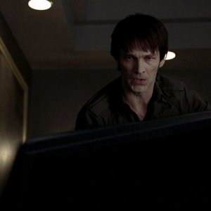 Il vampiro Bill Compton (Stephen Moyer) usa un televisore lcd da 52 pollici come arma contro la sua creatrice Lorena in una scena dell'episodio 'Timebomb' della serie True Blood