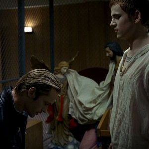 Il vampiro Eric (Alexander Skarsgård) con il suo creatore Godric (Allan Hyde) in una scena dell'episodio 'Timebomb' della serie True Blood